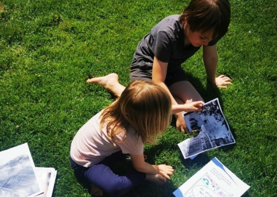 Kinder schauen auf historisches Bildmaterial